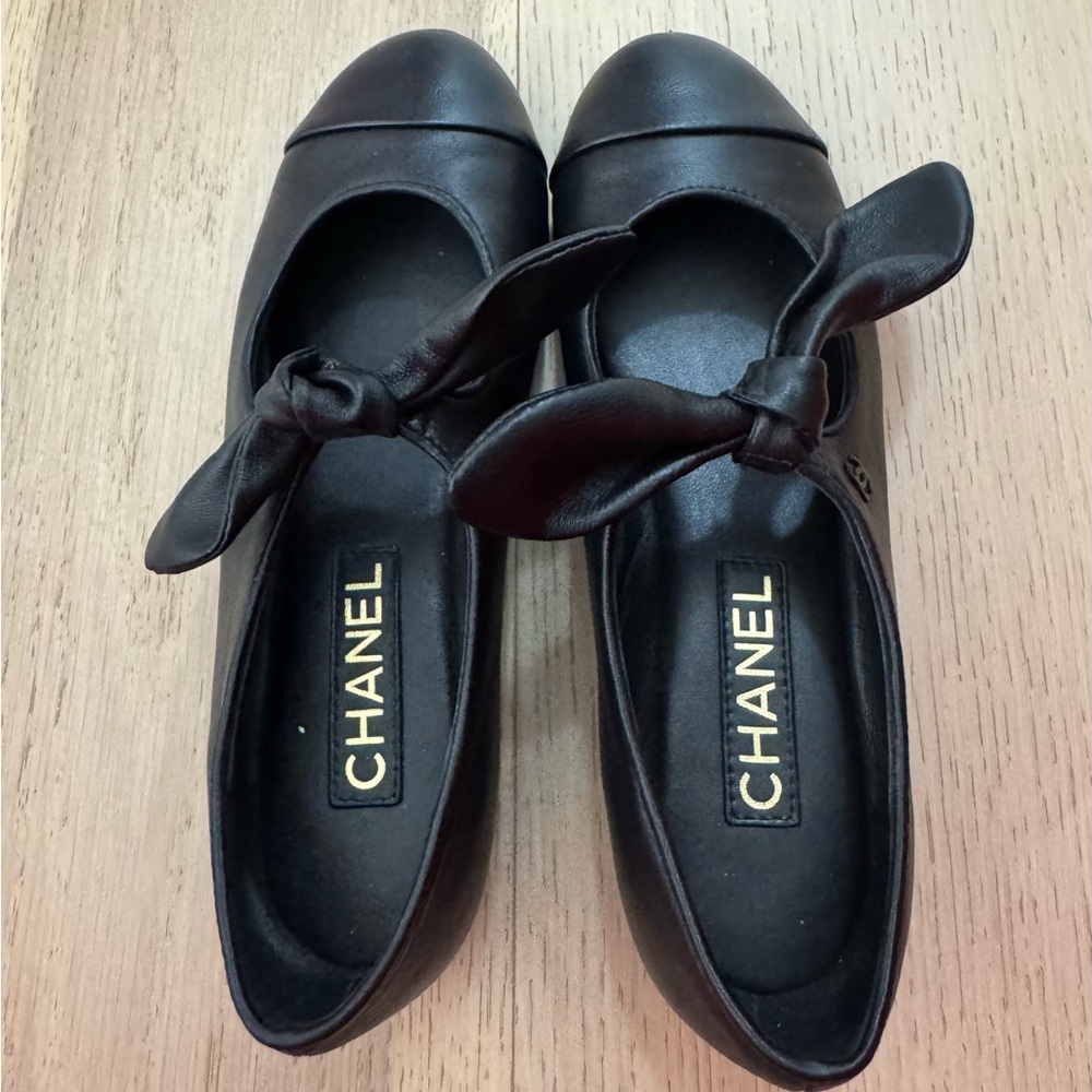 CHANEL Black Leather Flats with Bow Detail
